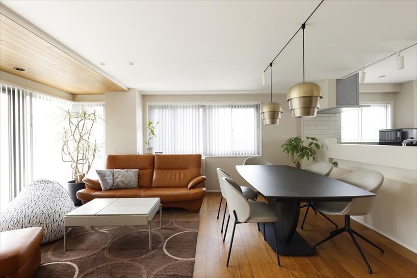 への字型の間取りの中、多角形だったLD空間を四角く奥行きを拡げることで、お気に入りの家具が配置しやすくなりました。