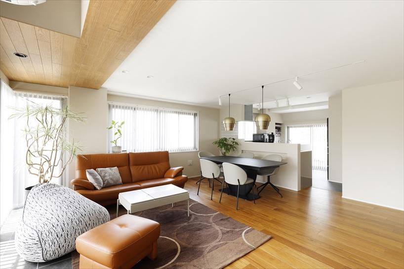 キッチンの背面にあった居室はLDKに取り込み、東西2つのバルコニーを活かした明るく見晴らしのよい開放的な空間に。