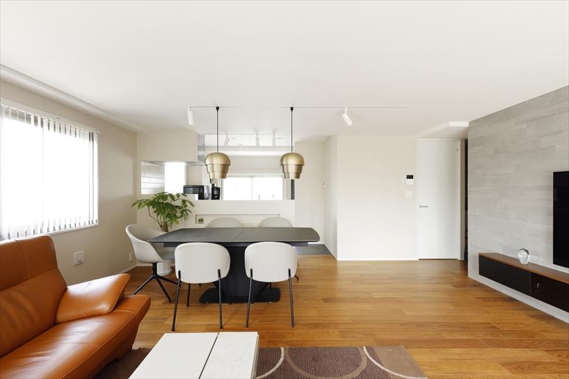 以前からご愛用のソファの色に合わせて床はチークの床暖房対応フローリングを採用。ファブリックや照明もこだわって選び抜かれたものです。