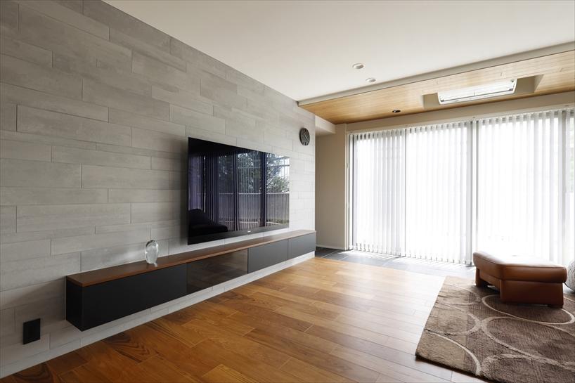 リビングは応接やホームオフィスにも使うため、機能的な収納家具を造作して見た目もスッキリとさせました。