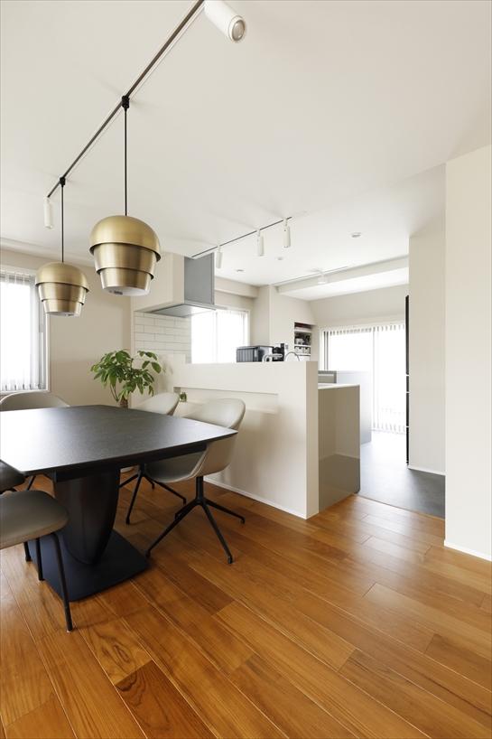 ダイニングと対面するキッチンは奥行きにもゆとりがあり、冷蔵庫置き場・収納・造作カウンターが収まっています。