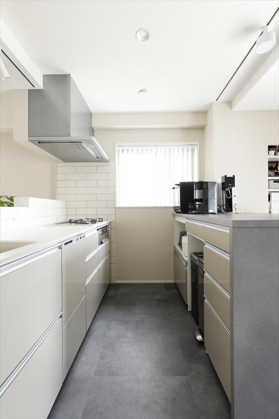 キッチン背面には家電やダストボックスなどがぴったり収まるカウンターを造作。