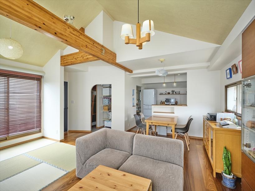 暑さ対策として屋根裏に換気システムを採用し、2階のすべての窓にインナーサッシを設置。梁をあらわしたおおらかなリビング空間をより快適に楽しめます。