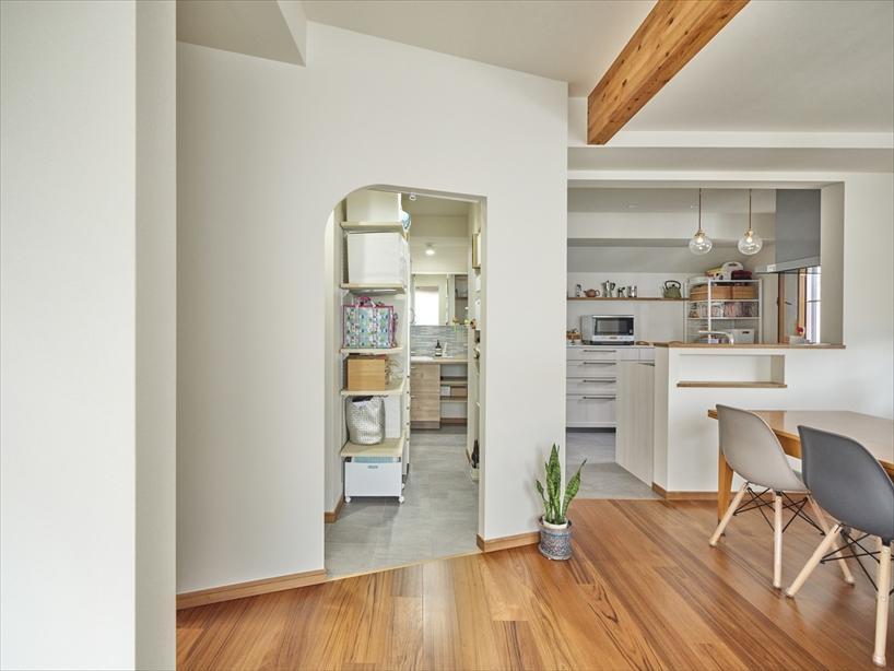 2階LDKの水回りの配置はできるだけ変えずに、収納スペースを充実させました。キッチン隣にはウォークスルーのパントリー。