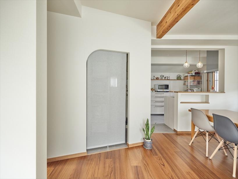 キッチン隣のウォークスルーのパントリー、このスペース、なんとリビング側からは見えない。こういう棚があると、便利ですね。