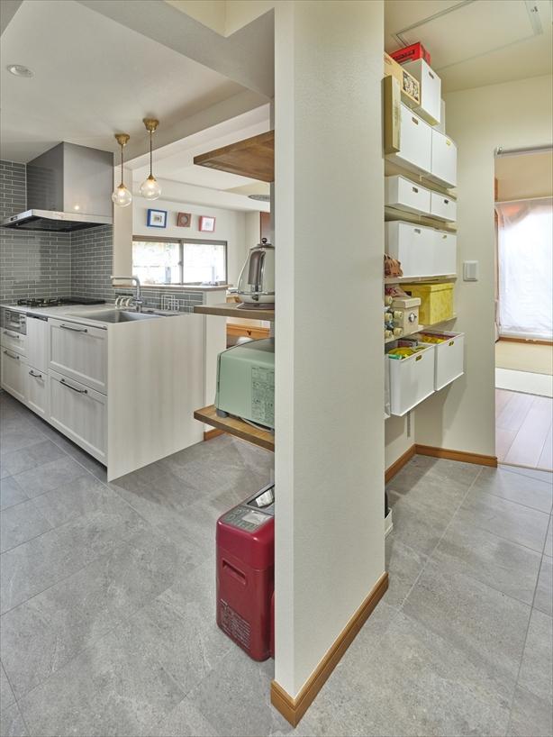 ウォークスルーのパントリー。くるりと回遊できる動線ができ、収納はもちろん、洗面へ行くのにもスムーズです。