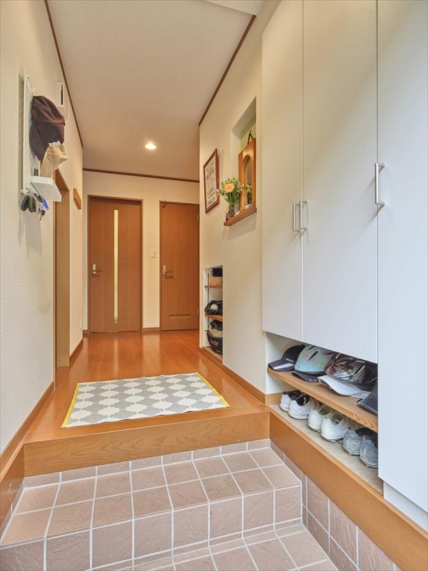子ども部屋のクローゼットの一部を玄関収納として活用したことで、玄関回りがすっきりと片づくようになりました。