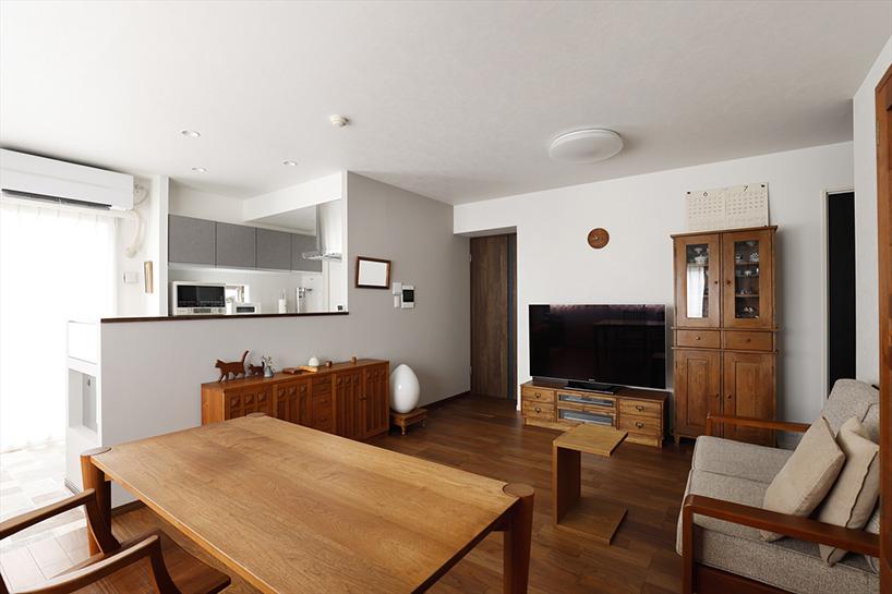 キッチンは壁付けから対面式のペニンシュラ型に変更し、TVや家具の位置も変更して空間の使い方を見直し、ご希望通り料理をしながらTVも見えるように。