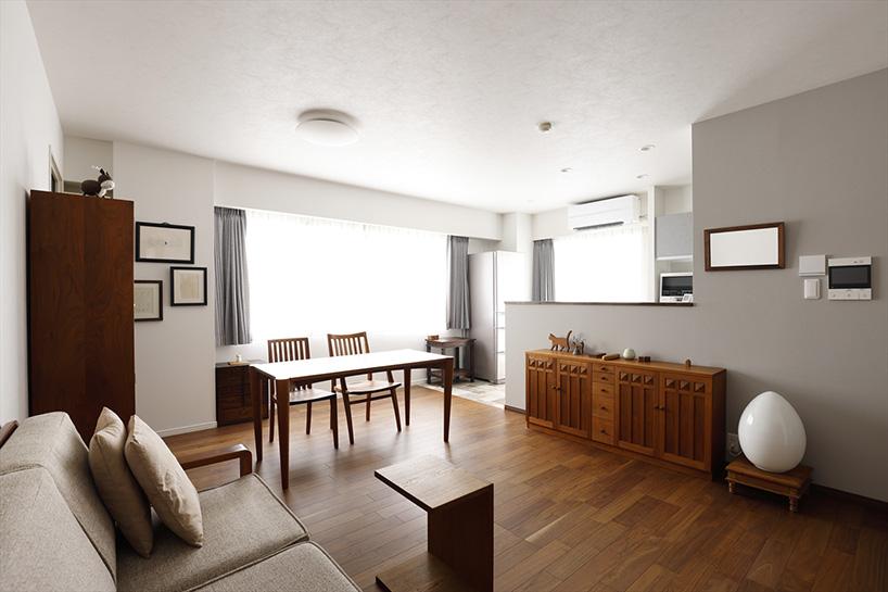 リビングはお手持ちの家具や絵などのコレクションが映えるようにコーディネート。傷や汚れが目立っていた床はブラックウォルナットのフローリング材に張り替えました。