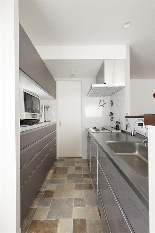 キッチンは壁付けから対面式のペニンシュラ型に変更。