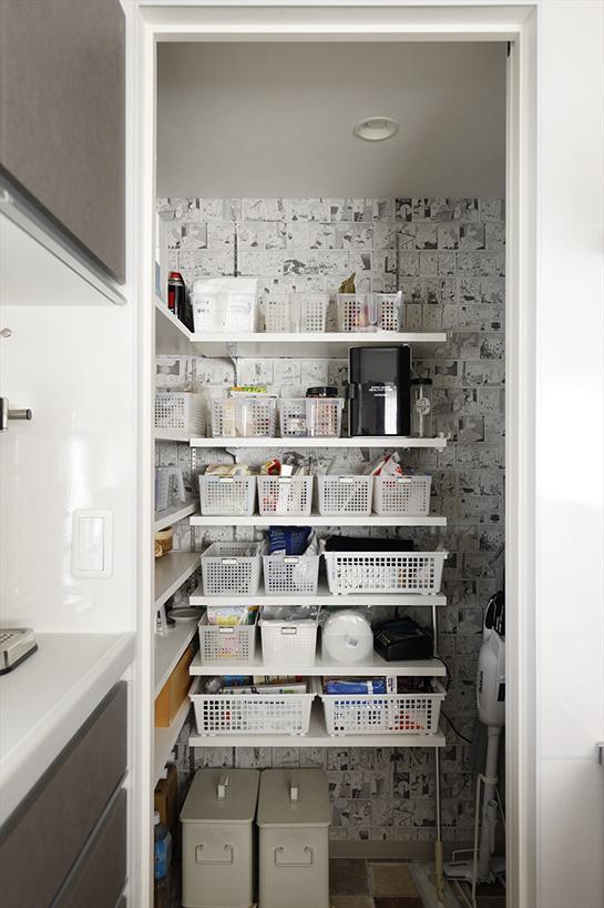 奥には大容量のパントリーも設置しています。パントリー内の壁にはお好きなキャラクターのクロスを採用し、気分があがる空間になりました。