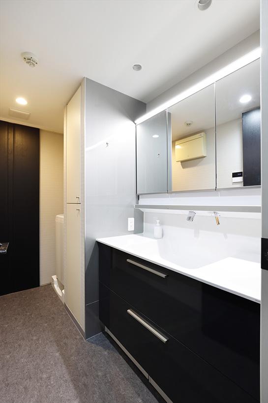 洗面所、脱衣室は既存の便利なウォークスルー動線やゆったりとしたスペースはそのまま活かしています。