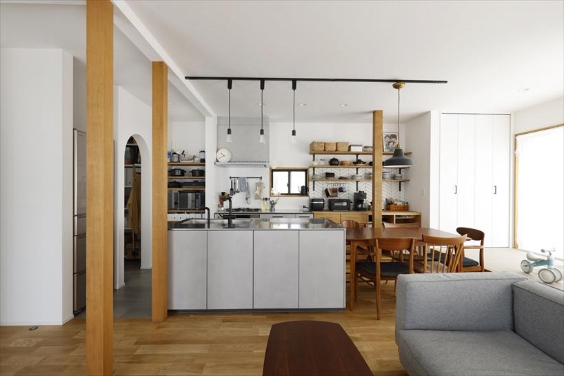 間取りを大胆に変えるフルリノベーションを行いました。既存の和室を無くしてLDを広げ、キッチンの位置も変更。