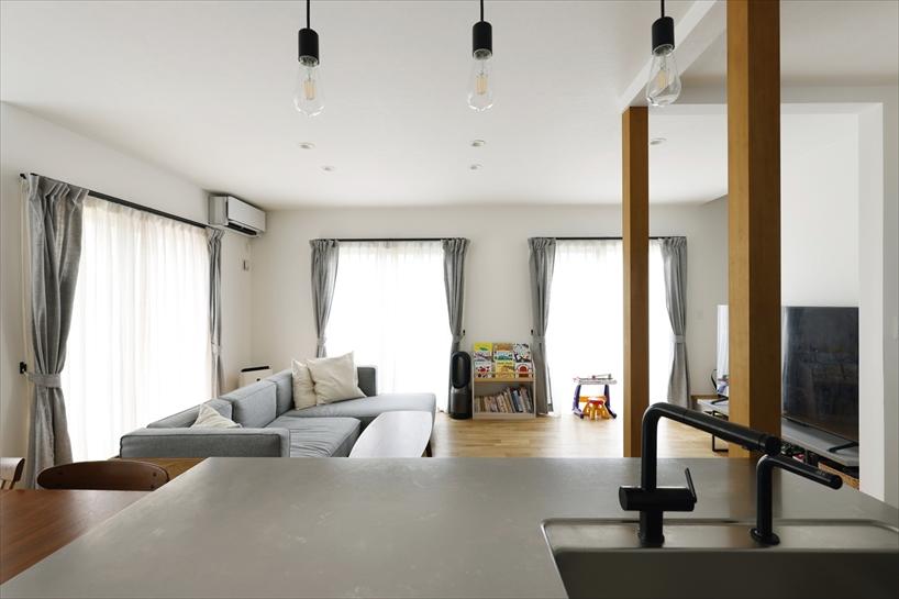 リビング部分の3つの掃き出し窓と、小上がり部分の2つの窓から光が入るので、明るく開放感があるくつろぎ空間が生まれました。