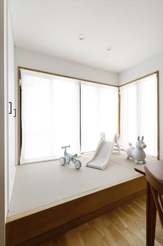 和室の広縁だったスペースに念願の畳敷きの小上がりを設置。お昼寝したり遊んだり、広いお庭を眺めながら日向ぼっこも楽しめます。