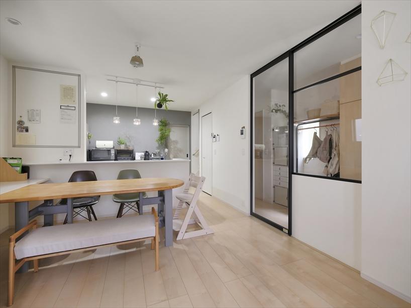 リビングドアをシンプルなアルミフレーム引戸にして抜け感をプラス。