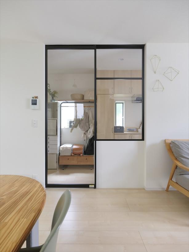 ドア横も室内窓にしたことで、廊下とリビングの見通しがよくなり、帰宅した家族の気配も伝わりやすくなりました。