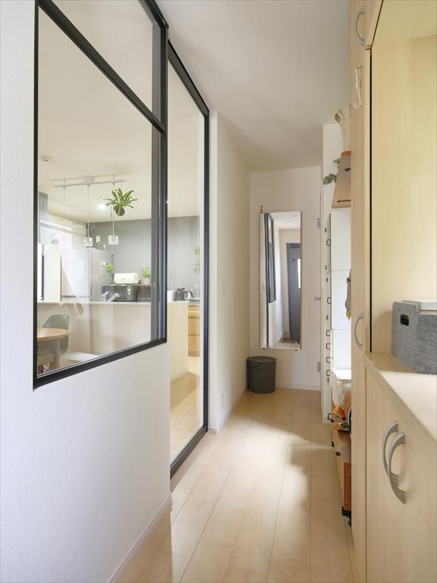 散らかりがちだった玄関ホールでは、市販の置き家具で収納量を増やされています。