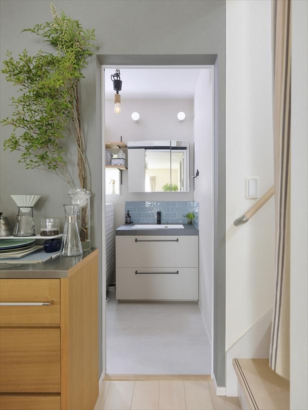 1階には、奥様のご希望の造作洗面台。「アイカ工業」のボウル一体型カウンター、「NATURE FURNISH」の収納、タイル壁を組み合わせ、すっきりとおしゃれなサニタリー空間に。