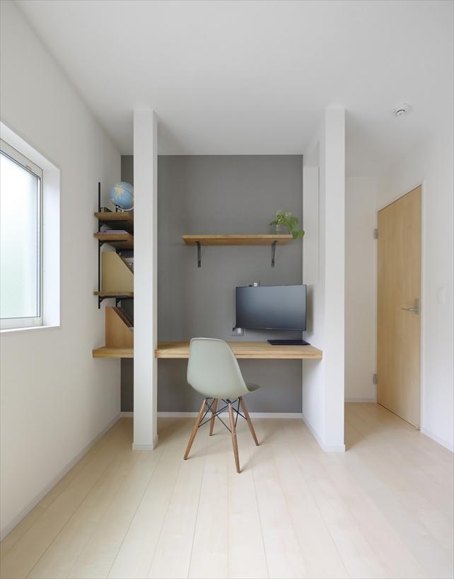 大きなデスクはリモートワークに活躍。