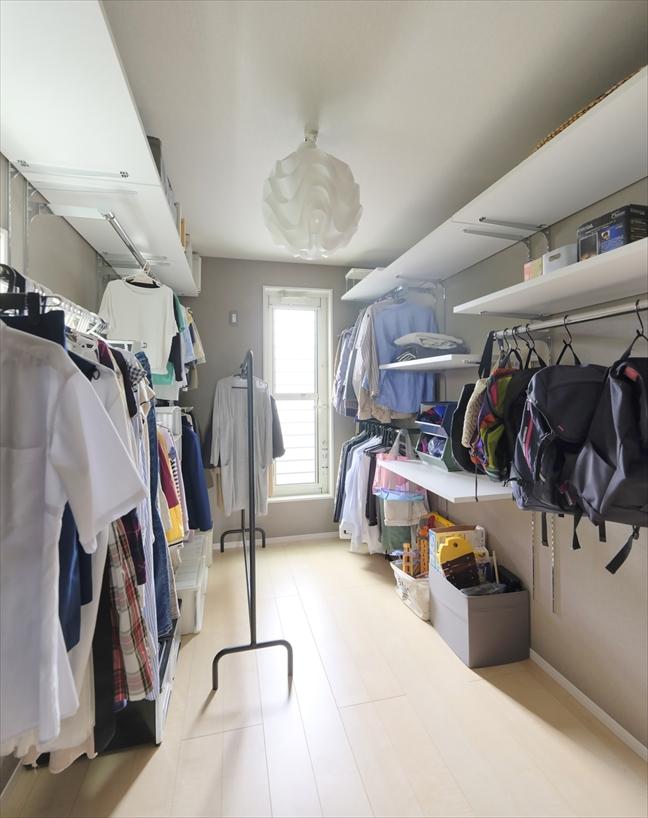 クローゼット内の棚やパイプなどのパーツは、すべて可動式で入れ換えも可能。お子さんの成長や持ち物の変化に合わせて、好きな位置に必要なパーツを取り付けられます。