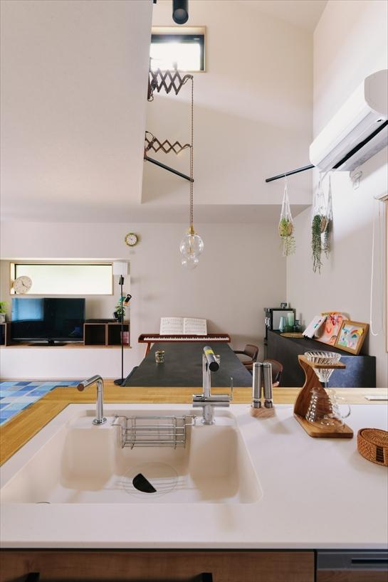 2階とつながる2つの吹抜けで、どこにいても家族の様子がわかる開放的な間取りとしました。