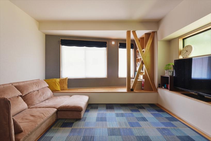 リビングの小上がりは既存を活かしながら奥行を変えることで用途に応じて使い分けられるように。外側にバルコニーを設けて道路からの視線にも配慮しています。