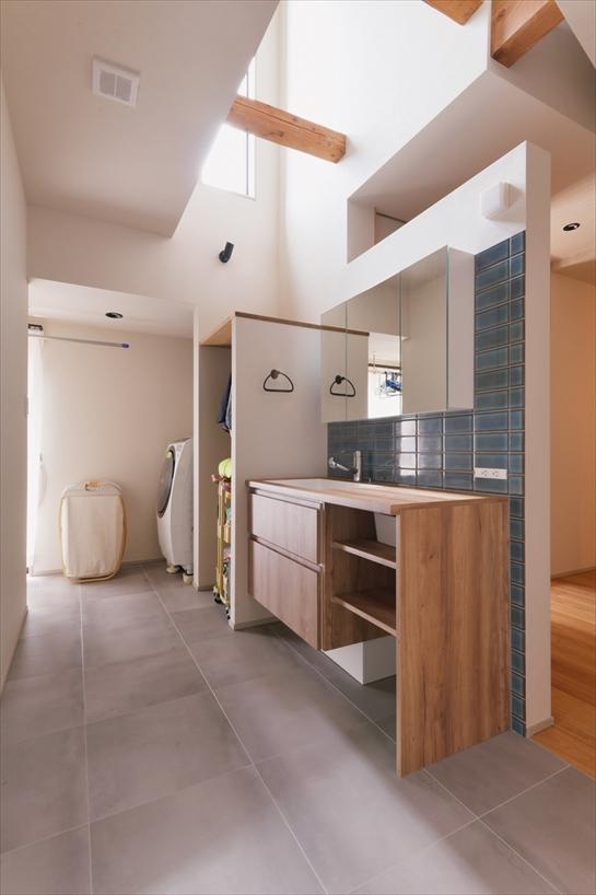 水回り＋ランドリー＋ファミリークローゼットで構成したサニタリーエリアにも吹抜けを設置。2階廊下とつないで採光と遊びのある空間に仕立てています。