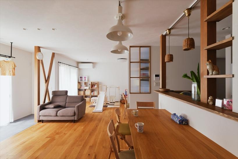 リビングは広々とした開放感のある空間となり、明るく温かみのある雰囲気に仕上がりました。キッチンからはLDK全体を見渡せ、お子さまのプレイスペースにも目が届きます。