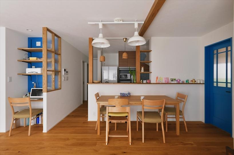 キッチンは洗面・脱衣室に近く、LDK全体を見渡せる対面式に変更しました。これにより、家事をしながらリビングを見守れるようになりました。また、LDの一角には室内窓を設けたワークスペースも新設し、使いやすさと開放感をプラスしました。