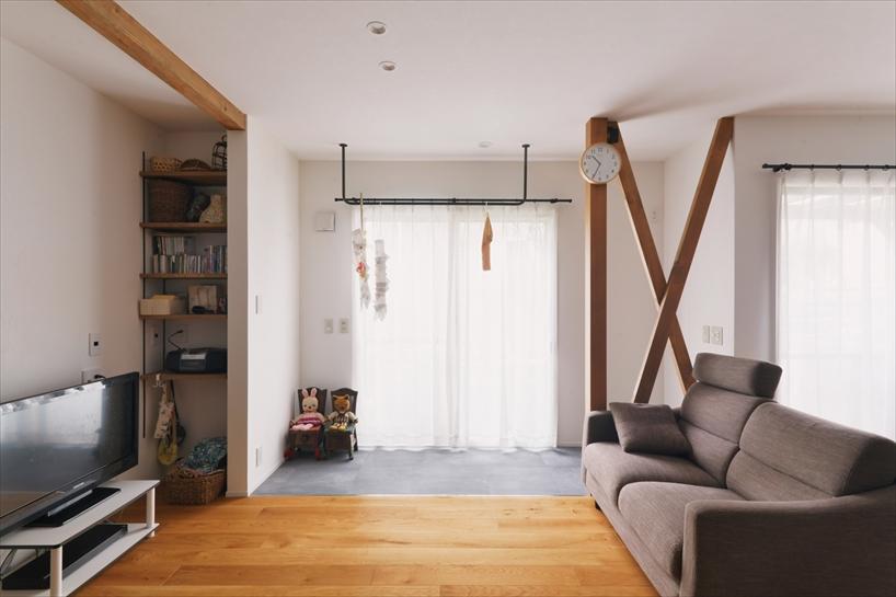 リビングの窓周りには、フロアタイルを敷いたインナーテラスを作り、室内干し用のバーを取り付けました。筋交いを新設し、耐震性を高めるとともに、構造を強化して安心な住環境を作りました。