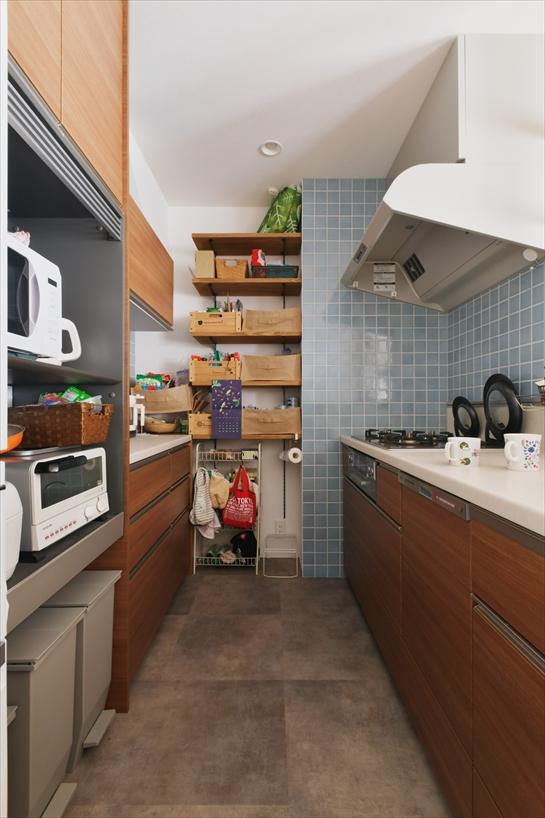 キッチンにはブルーやタイルを取り入れ、爽やかなナチュラルスタイルが完成しました。