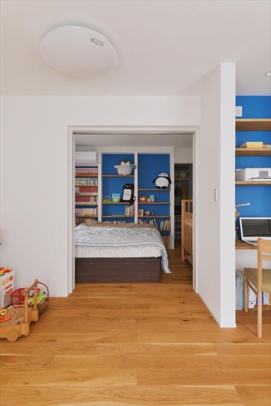 洋室だったお部屋には、本棚とウォークインクローゼット、そしてワークスペースを設けました。