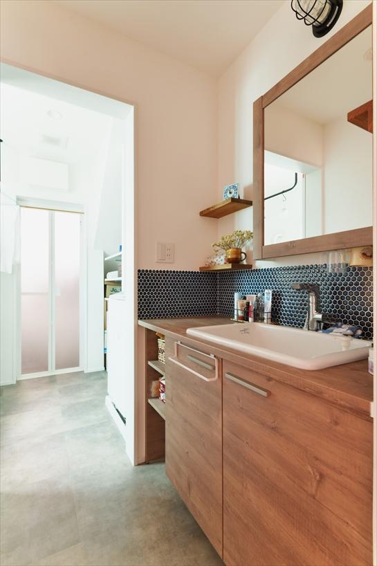 水まわりでは、洗面台の位置を見直し、脱衣室を兼ねたランドリールームをご提案しました。ゆったりとしたつくりで、着替えや洗濯、お子さまのお世話もしやすくなっています。