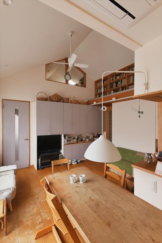 ご両親がお住まいの2階には、明るく心地よいリビングを設けています。日々の暮らしがゆったりと過ごせるよう、落ち着いた雰囲気に仕上げました。