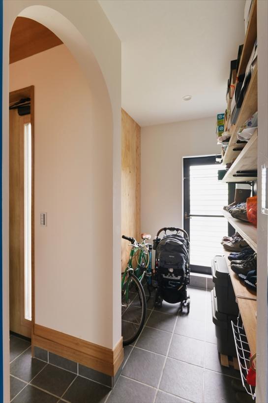もともとキッチンとして使われていた場所は、子世帯用の玄関収納へとつくり替えました。アウトドア用品やベビーカーなどもゆったりと置ける広さがあり、土間と子世帯のリビングを直接つなぐ出入り口も設けています。親世帯と子世帯の動線を自然に分けることで、すっきりと整った、落ち着きのある玄関ホールとなりました。
