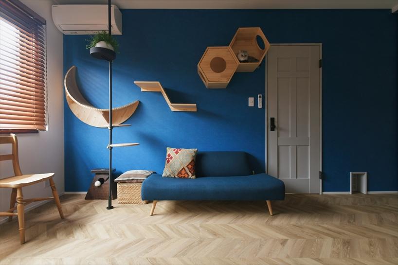 夫のためのリビングには、猫ちゃんとの毎日がより楽しくなるようにキャットウォークやキャットドアを設けました。これにより、猫たちが自由に動き回れるだけでなく、夫も猫との時間をより快適に過ごせる空間に仕上がっています。