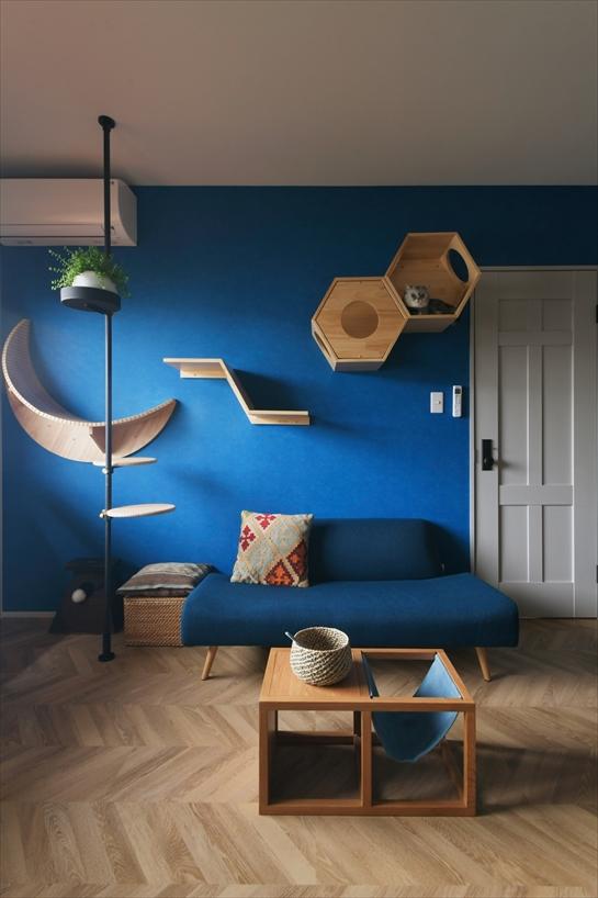 壁のブルーのクロスは、キャットウォークの色味やデザインに合わせて選び、空間全体に統一感を持たせています。