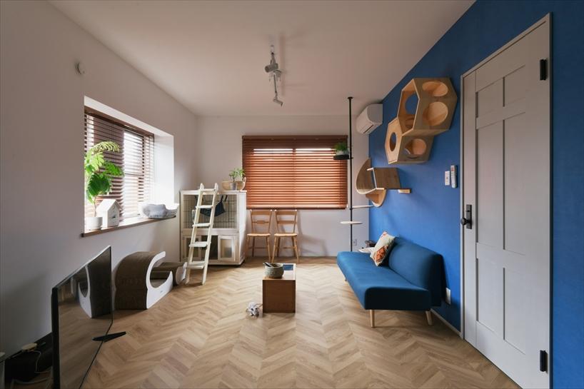 ヘリンボーンの床が洗練されたモダンな印象を与え、全体の雰囲気を引き締めています。ブルーのクロスがよく映え、落ち着きと華やかさを添えています。