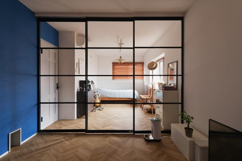 夫のための2部屋は、仕切りつつも開放感を大切にしたいという希望から、アルミフレームのすっきりとした建具を採用しました。ほどよくつながりを感じられる、やさしいつくりにしています。2階の2部屋は、モダンなデザインの建具でやわらかく仕切られ、それぞれの空間にほどよいつながりと開放感を演出しています。