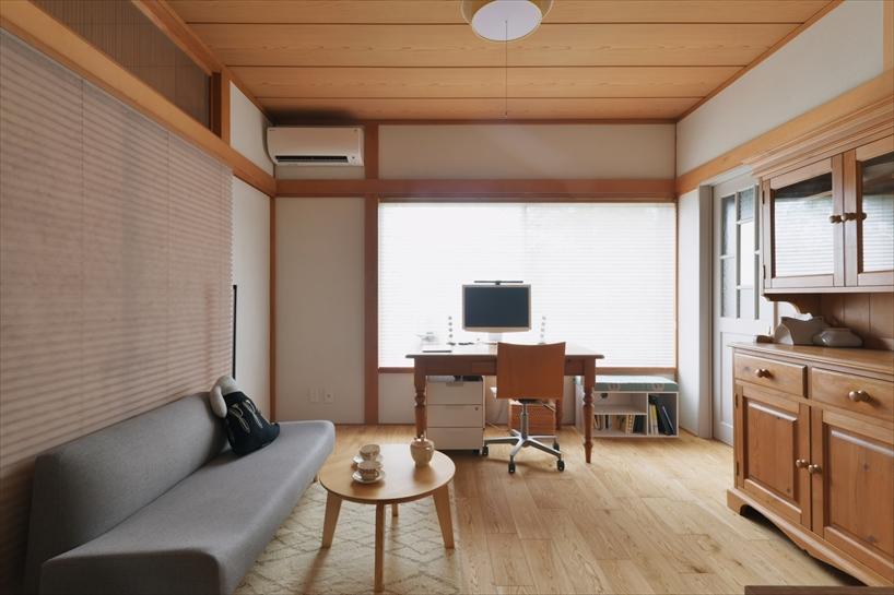 妻のスペースでは、和室をリビングに取り込むかたちでリフォームしました。床はフローリングに張り替え、洋室として使いやすくしつつも、さりげなく和の雰囲気を残しています。押入れを取り払って空間をつなげる際には、構造上外せない柱や筋交いがあったため、補強の方法を考えながら進めていきました。