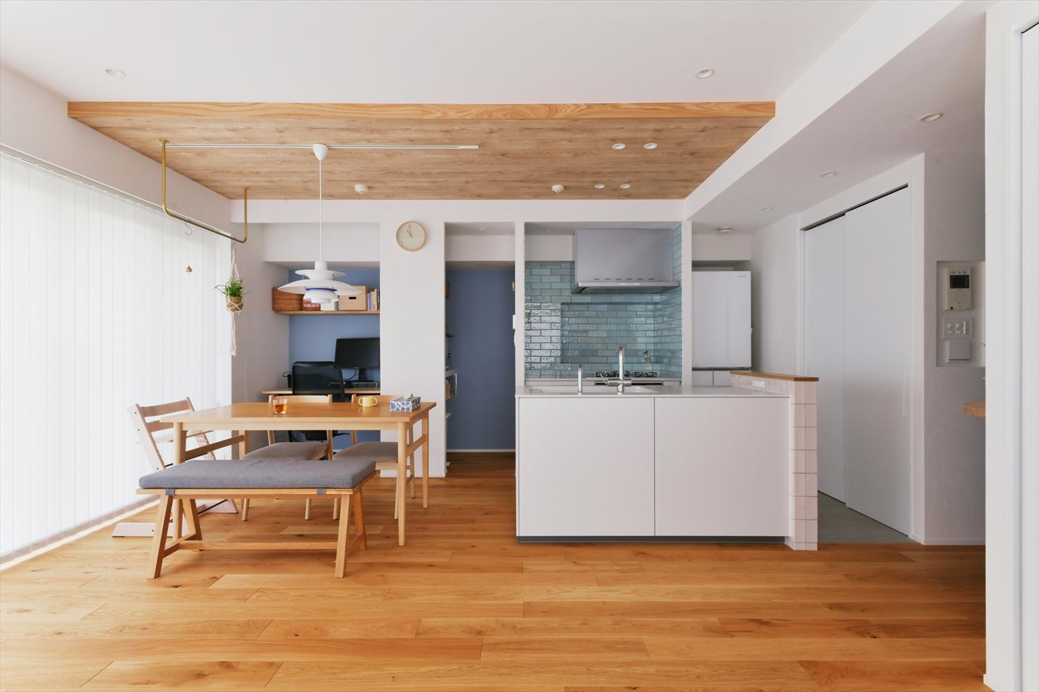 前オーナー様がリノベーションされた広々としたLDKが魅力的でしたが、対面式のI型キッチンは動線が一方通行で、収納も不足していました。そこで梁や排水ルートを考慮し、セパレートタイプのキッチンを提案。開放感を保ちつつ、動線をスムーズにし、収納量を増やしました。