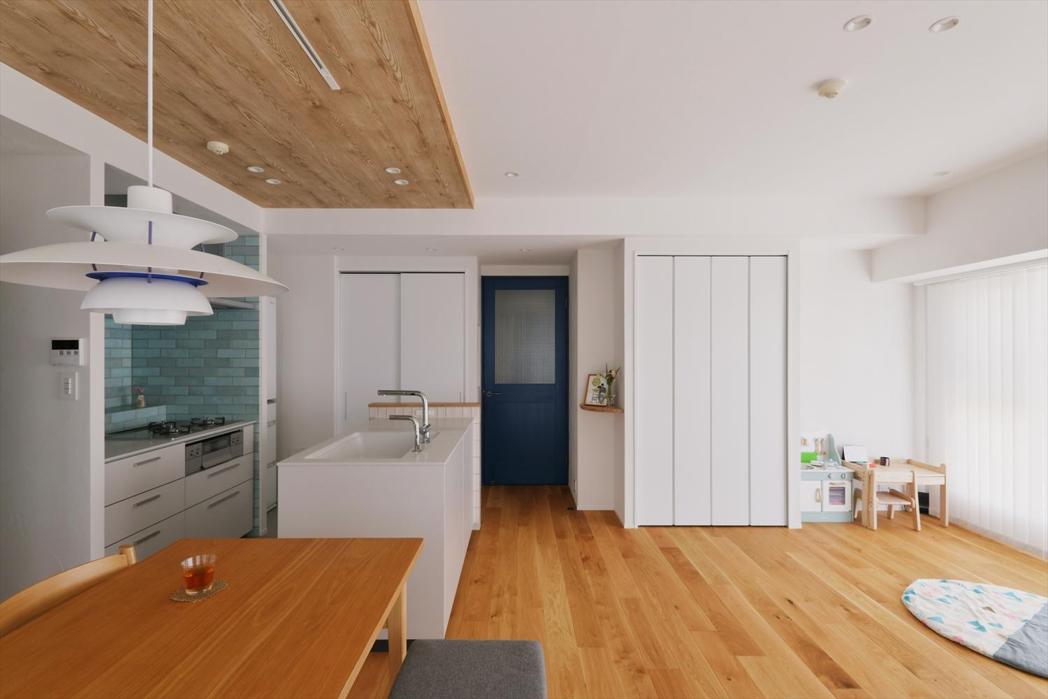 A様は収納アドバイザーの資格をお持ちで、必要な場所にぴったりの収納スペースをつくりたいと考えていらっしゃいました。また、キッチンの動線を見直すことで、家事の効率も大きく改善されました。