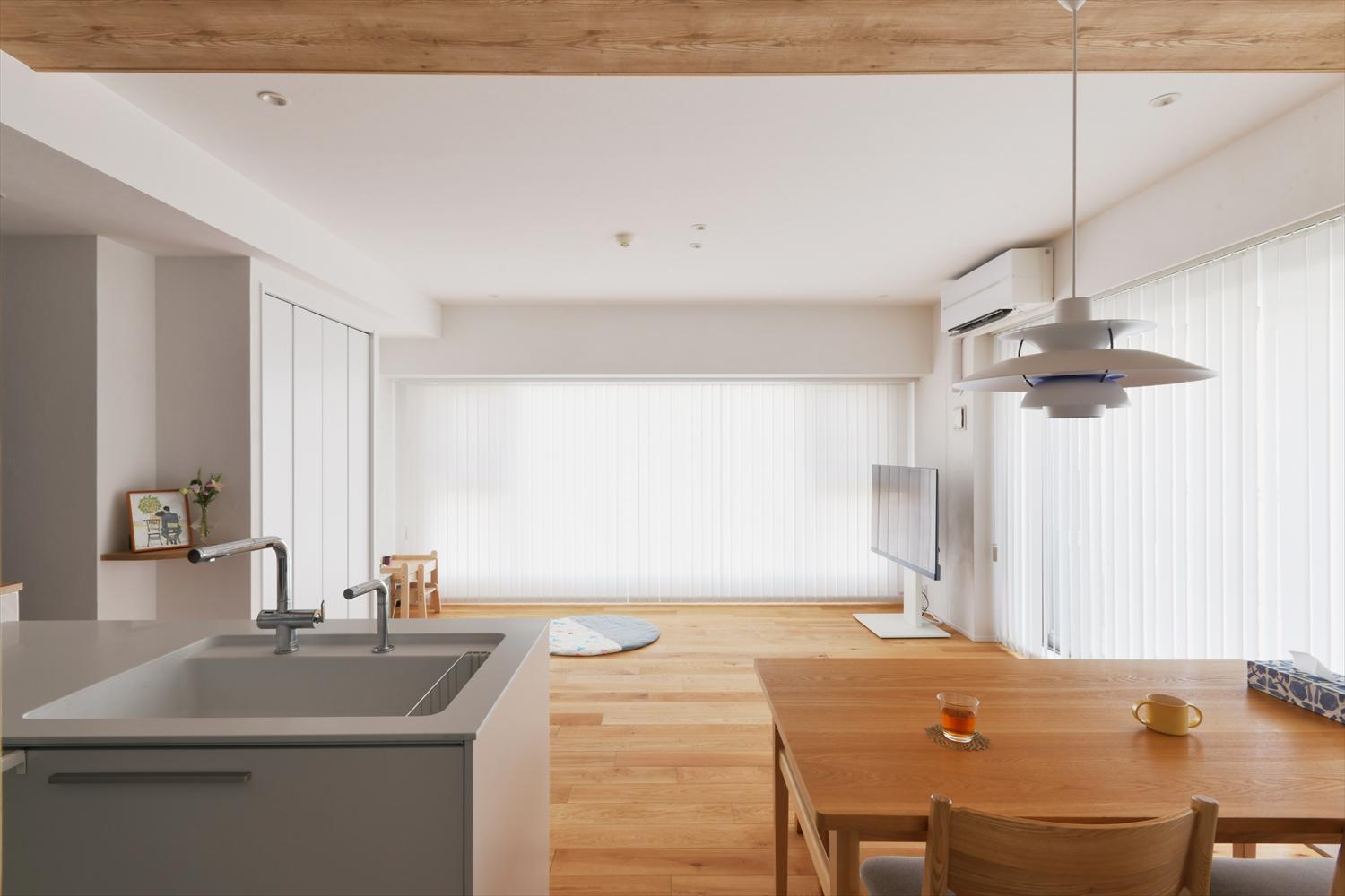 リビングは床でくつろぐA様のため、自然オイル仕上げの挽板フローリングと床暖房を採用。素足でもさらっと暖かく、快適です。玄関からLDKの壁は珪藻土塗りで湿気を調整し、自然素材の心地よさに包まれています。