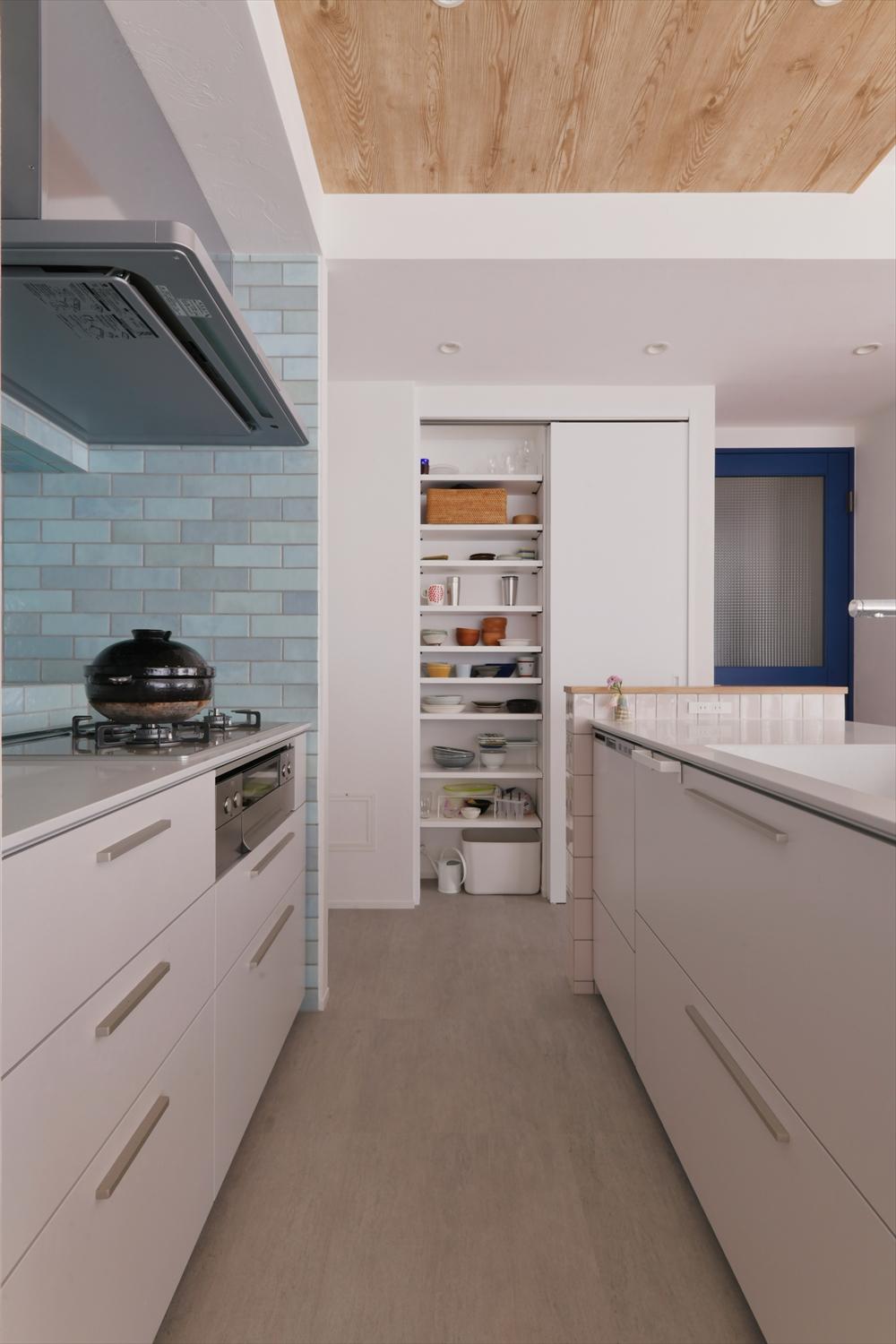 キッチンの収納と動線を見直し、必要なものがすぐに取り出せるよう、十分な収納量を確保しました。ブルーのタイルをあしらうことで、機能性だけでなく、見た目にも心地よい、使いやすくストレスのないキッチンに仕上がっています。