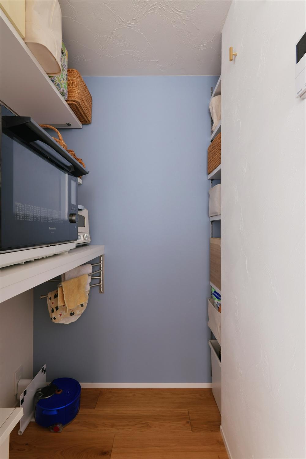 必要な場所に十分な収納スペースを設けることで、使い勝手も大きく向上。さらに、ブルーのアクセントクロスをあしらうことで、爽やかな印象を演出しました。