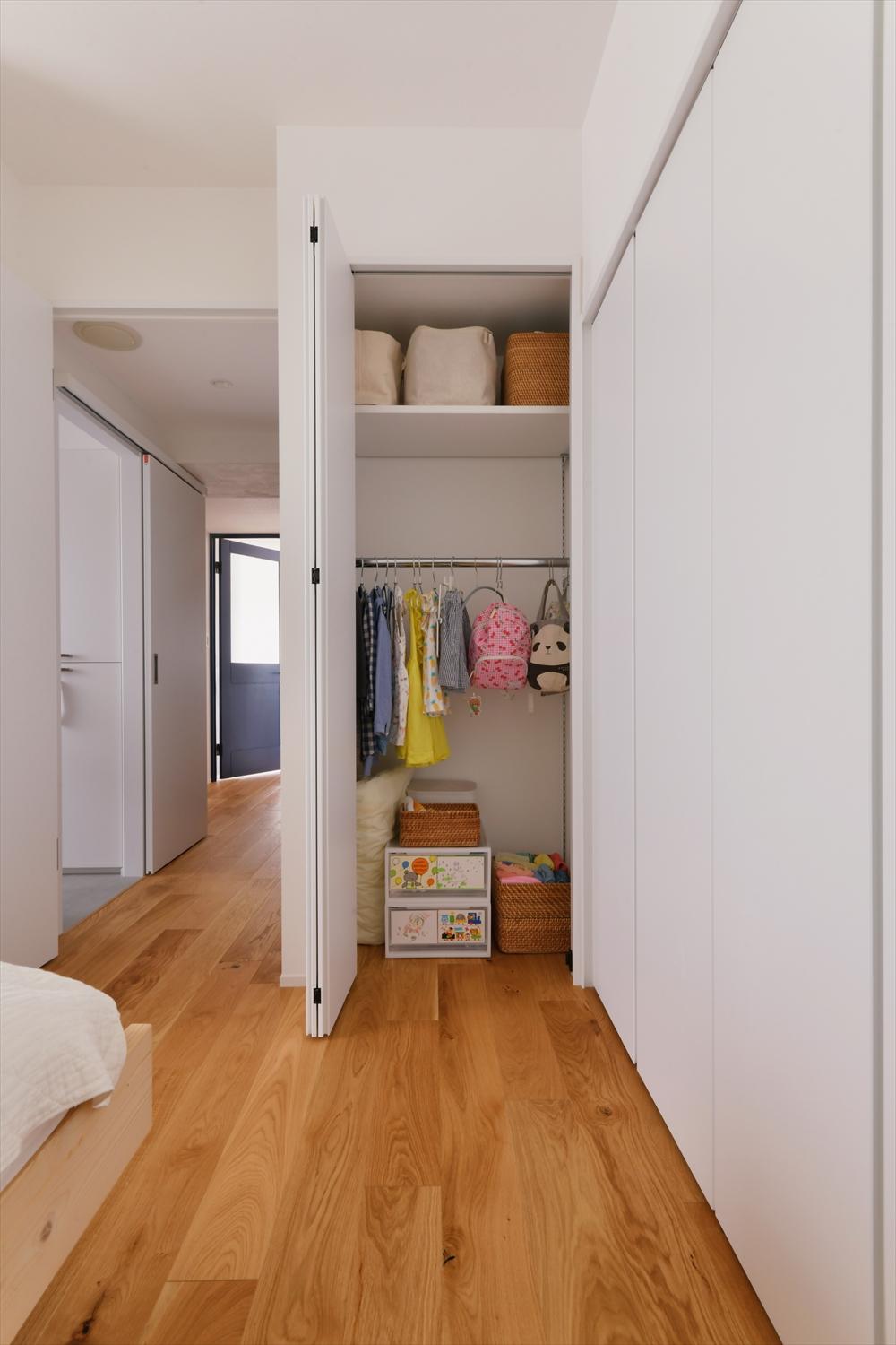 各部屋のクローゼットは、既存のスペースをそのまま活かしつつ、内部の造作や扉を折れ戸に変更することで、使い勝手と収納効率を高めました。