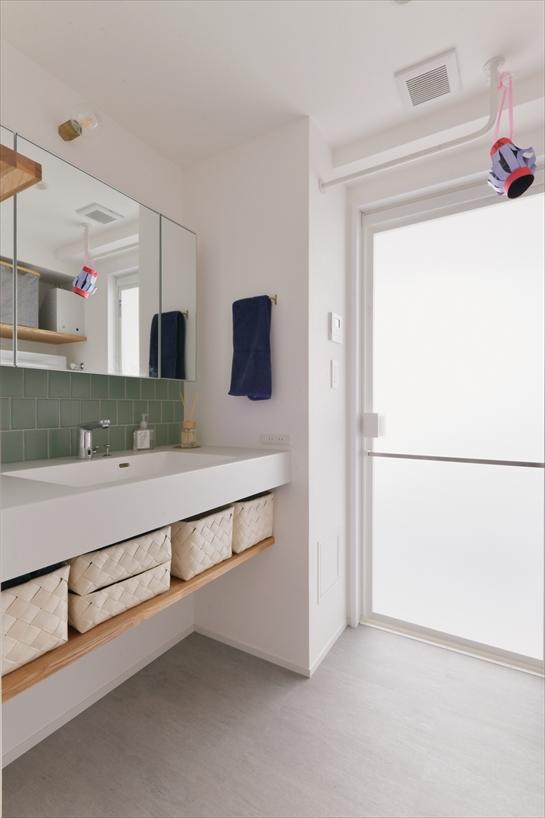 洗面室にはオープンカウンターの洗面台や物干しパイプを設置し、家事がしやすい工夫を取り入れています。