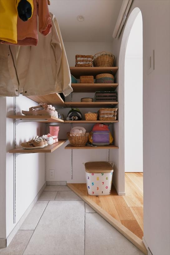 玄関には土間タイプのSICを設置。お子様の成長を踏まえて収めるモノや量の変化にフレキシブルに対応可能です。