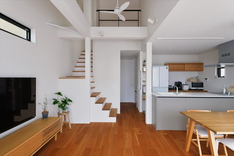 LDKは陽当たりと空間を確保するために2階へ移動し、ロフトへの階段は方向を変えてリビングインのオープンスタイルに。